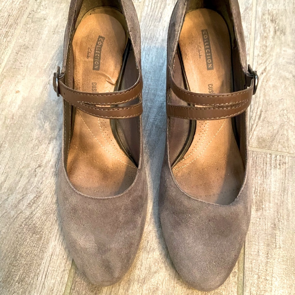 Very pretty Clark’s Collection Soft Cushion insole grey suede pumps.